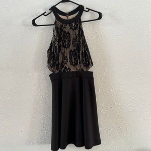 Formal tan and black dress size 5 can fit smaller. In great condition work once!